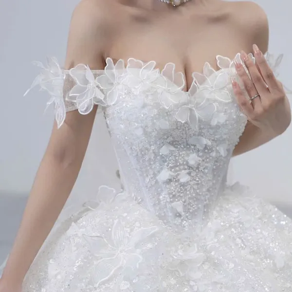 VÁY CƯỚI LÀM LỄ THIẾT KẾ TRỄ VAI KẾT HOA 