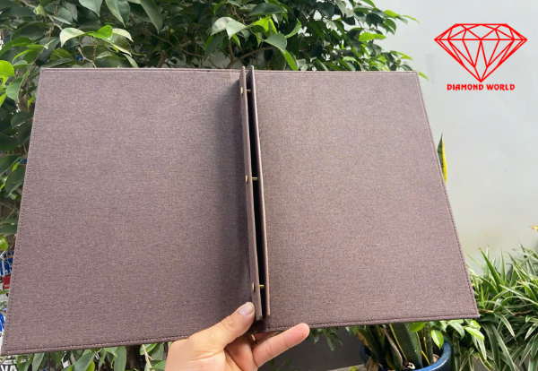 Menu bìa da là lựa chọn tuyệt vời cho những ai mong muốn mang đến sự sang trọng và đẳng cấp. Menu bìa da là lựa chọn tuyệt vời cho những ai mong muốn mang đến sự sang trọng và đẳng cấp.