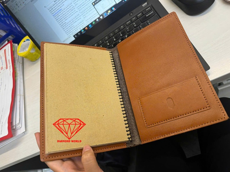 Sổ tay bìa da là loại sổ tay cao cấp với bìa làm từ da động vật, thường là da bò hoặc da trâu. Sổ tay bìa da là loại sổ tay cao cấp với bìa làm từ da động vật, thường là da bò hoặc da trâu.