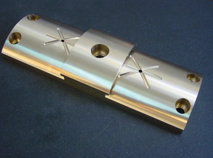 Các sản phẩm tấm lót đồng hợp kim nhôm được đúc bằng phương pháp cán nóng Các sản phẩm tấm lót đồng hợp kim nhôm được đúc bằng phương pháp cán nóng