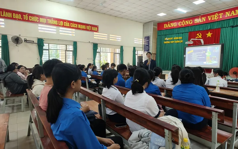 Hội thảo chia sẻ kỹ năng thuyết trình với chủ đề Lead Yourself tại trường THPT Xuân Lộc