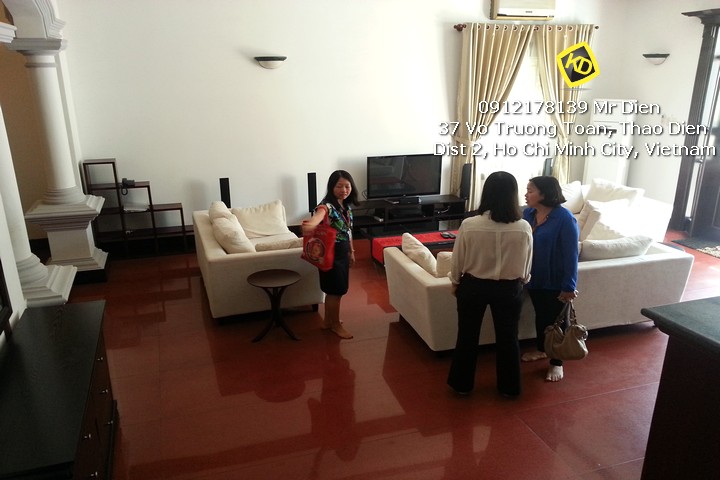 Cho-thue-biet-thu-dep-tai-thao-dien-co-ho-boi-san-vuon-2