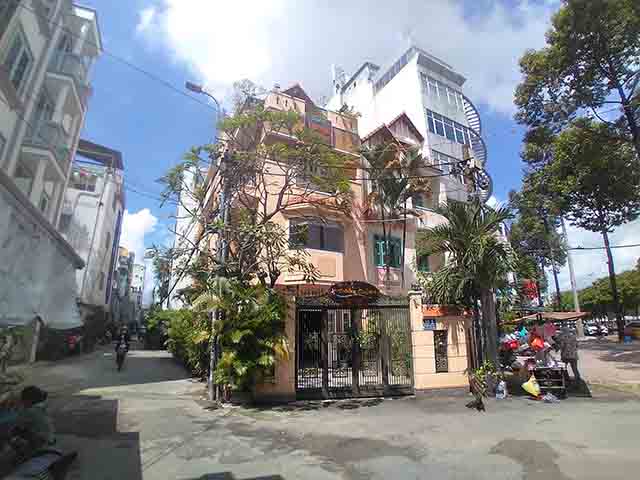 ban nha 2 mat tien duong hoang sa quan 1