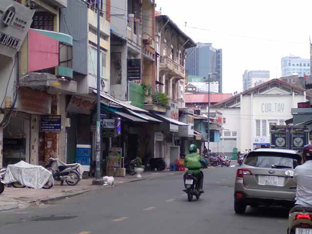 ban nha mat tien gan cho ben thanh quan 1