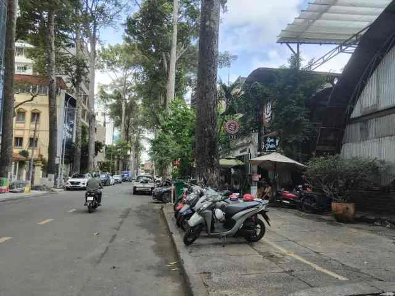 Bán nhà mặt tiền ngang 10m phường Bến Thành quận 1