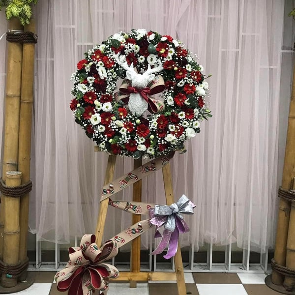 Kệ Vòng Hoa Giáng Sinh Tuần Lộc Đỏ Trắng Cao Cấp | Hoa Flower Dance