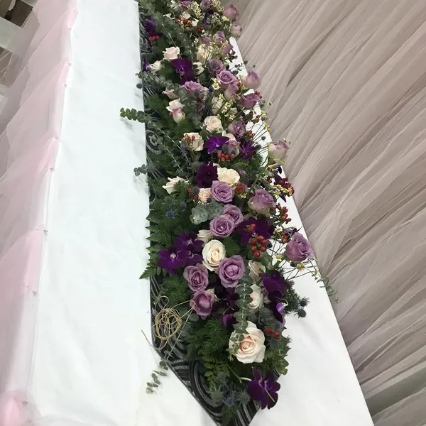 Hoa trên bàn hội nghị