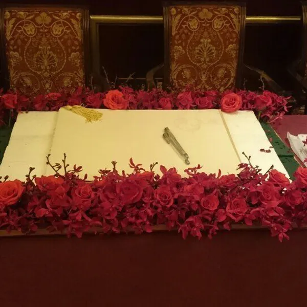 Hoa trên bàn thiệp