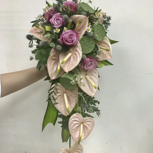 Hoa cầm tay cô dâu hồng tím