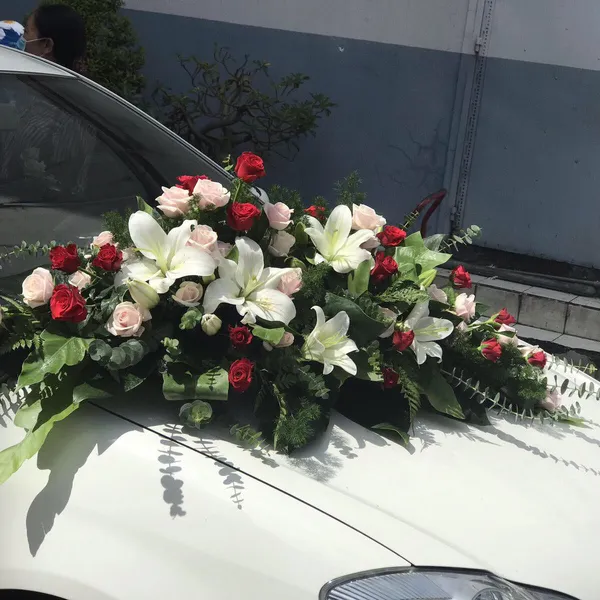 Hoa trên xe cưới mẫu nằm trước xe