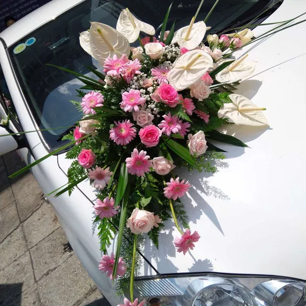 Hoa cưới trên xe