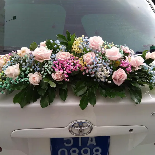 Hoa trên xe cưới mẫu nằm sau xe