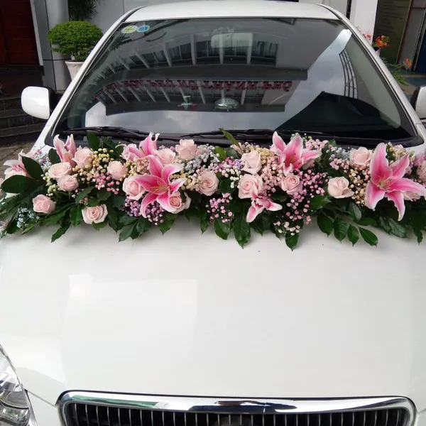 Hoa cưới trên xe mẫu nằm ngang