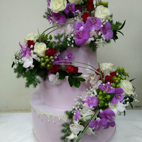Bánh Cưới Thiết Kế 3 Tầng "Suối Hoa Chung Đôi" – Nghệ Thuật Trang Trí Bánh Cưới Bằng Hoa Tươi Đẳng Cấp