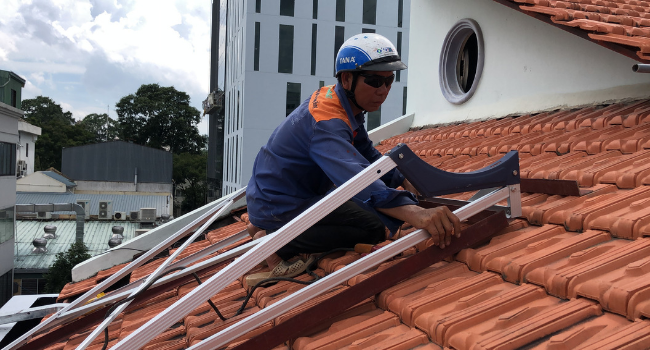 Gia cố chân giá đỡ trên mái ngói
