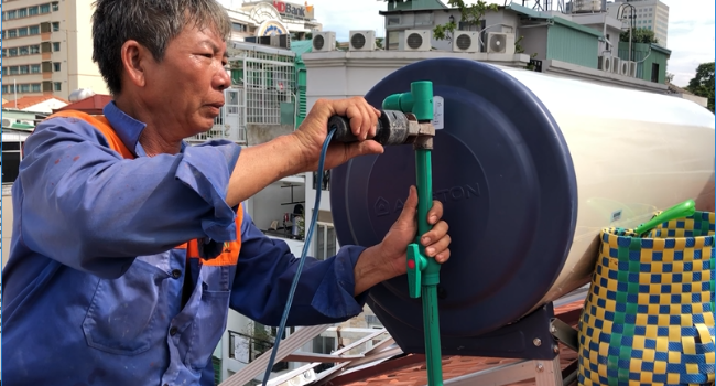 Thi công đường ống nước nóng và lạnh cho máy nước nóng mặt trời