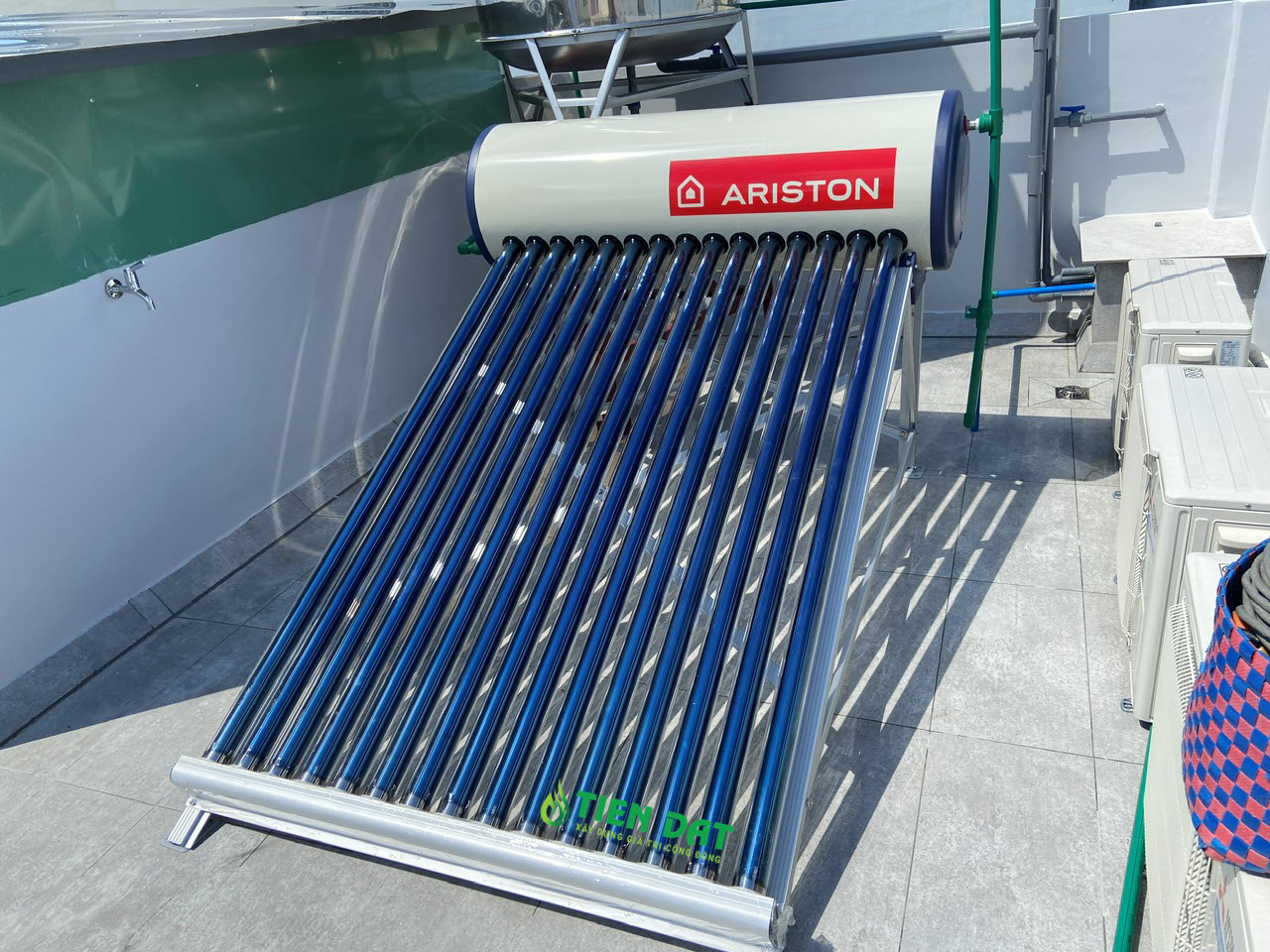 Máy nước nóng năng lượng mặt trời Ariston 116L F47 Máy nước nóng năng lượng mặt trời Ariston 116L F47