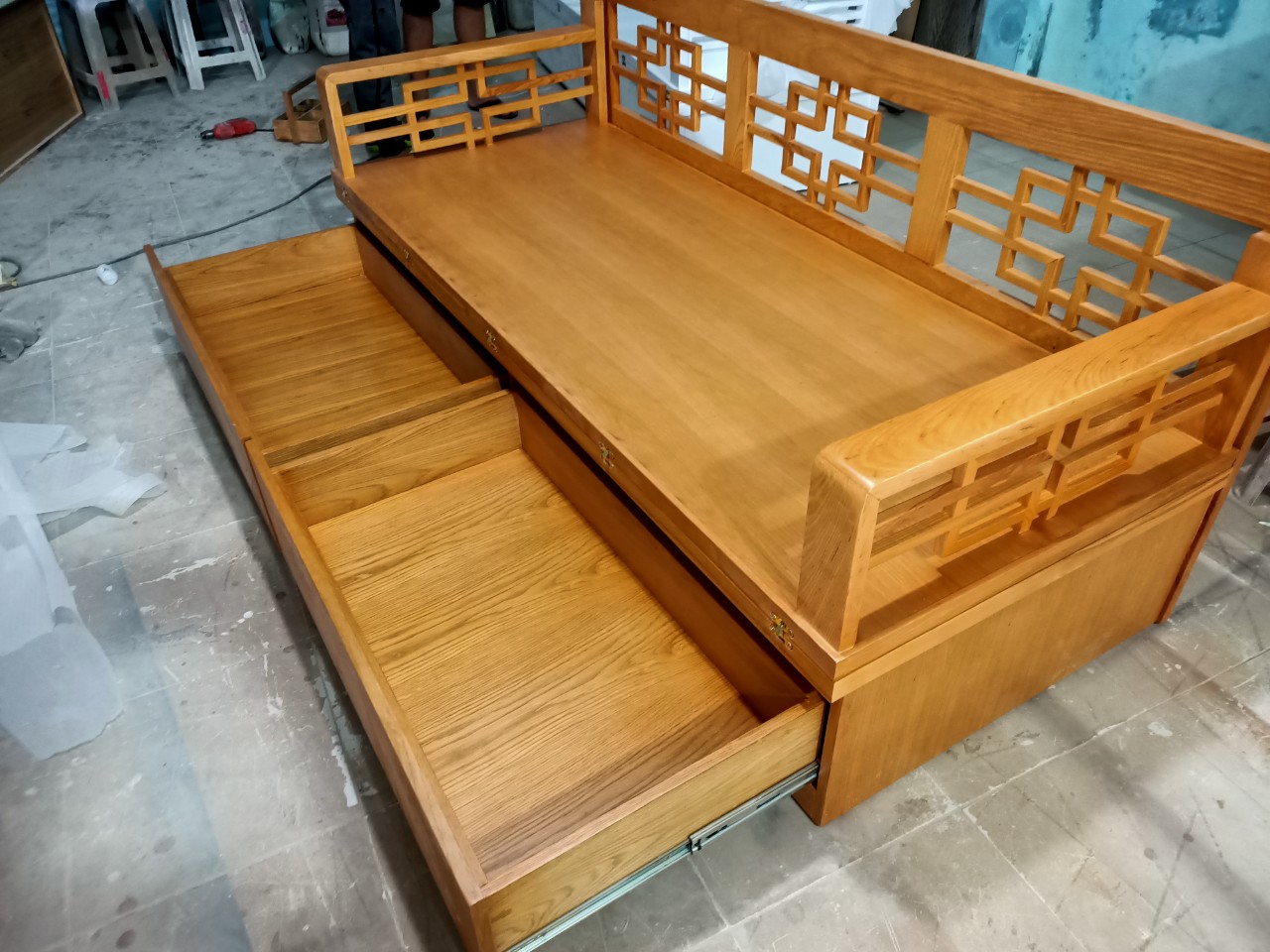 Giường gấp thành ghế sofa bằng gỗ