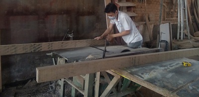 Thợ mộc bào gỗ thẳng làm ghế sofa giường Thợ mộc bào gỗ thẳng làm ghế sofa giường