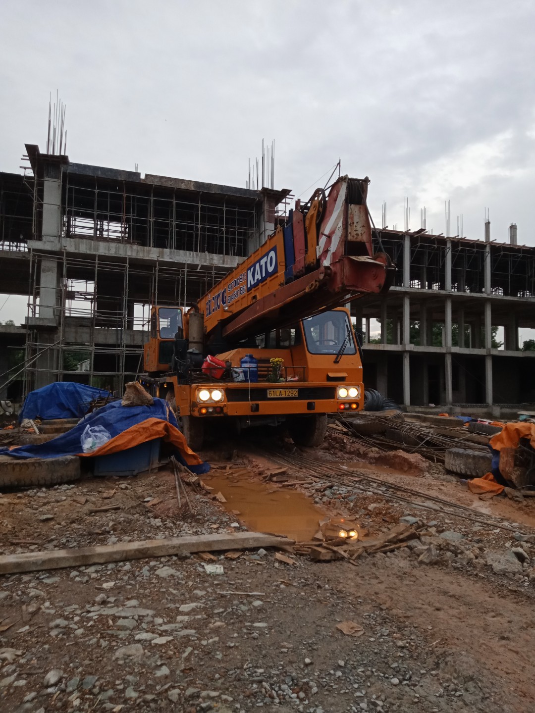 chúng tôi luôn luôn đi đầu trong các hoạt động cẩu, hạ, vận chuyển hàng nặng, hàng quá khổ, quá tải, đòi hỏi độ an toàn cao. Sử dụng cẩu chuyên dùng 20tấn,25tấn, 30 tấn, 35 tấn,40 tấn, 50 tấn Quý khách có thể hoàn toàn an tâm về chất lượng dịch vụ, hàng hóa của Quý khách sẽ được nâng, hạ vận chuyển theo đúng các yêu cầu kỹ thuật