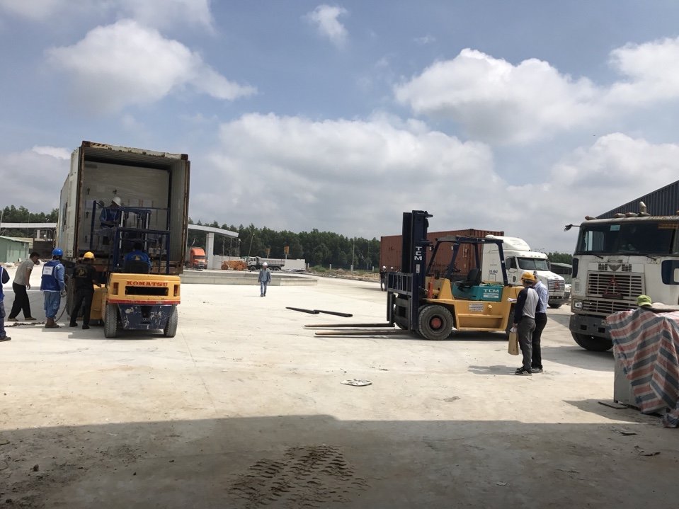 nhu cầu đa dạng của thị trường xe nâng Bình Dương , thì xu hướng sử dụng dịch vụ nâng hàng đang được nhiều công ty lựa chọn bởi vì: không phải bỏ ra khoản kinh phí lớn để đầu tư ban đầu, chi phí bảo trì bảo dưỡng và sửa chữa, nhân sự quản lý và nhân viên kỹ thuật, hay chỉ sử dung xe mang tính tạm thời trong những lúc cao điểm,với đa dạng sức nâng 2.5 tấn đến 20 tấn,chúng tôi tự tin làm đối tác của quý công ty. Đội ngũ quản lý, nhân viên thực hiên được đào tạo chuyên nghiệp, nhiệt tình chăm sóc khách hàng. Đối với dịch vụ cho thuê xe nâng , chúng tôi luôn có những tư vấn hợp lý để Quý khách thuê được xe nâng hàng phù hợp và khai thác tối đa các tính năng của xe với chi phí thuê thấp nhất để phù hợp với từng yêu cầu của các ngành hàng Đội ngũ chuyên viên nâng hàng với nghiệp vụ nâng hàng chuyên nghiệp và nhiều năm kinh nghiêm trong việc nâng hàng, lắp đặt thiết bị từ các dự án xây dựng cho đến công ty , khu công nghiệp chúng tôi tự tin làm đối tác công ty.