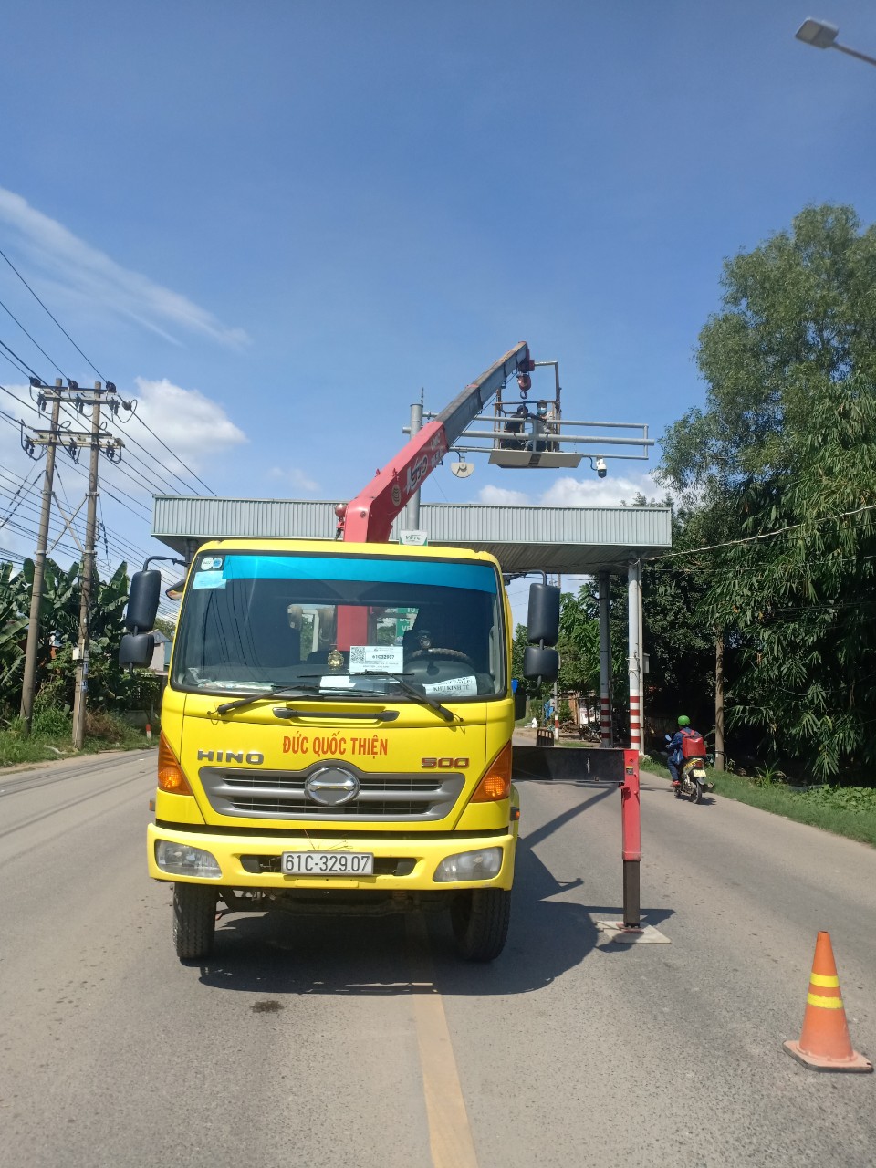 xe nâng người Đức Quốc Thiện