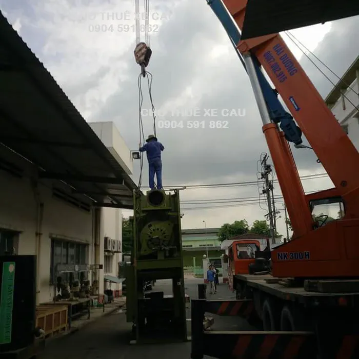 Chuyên cho thuê xe cẩu chuyên dùng Bình Phước
