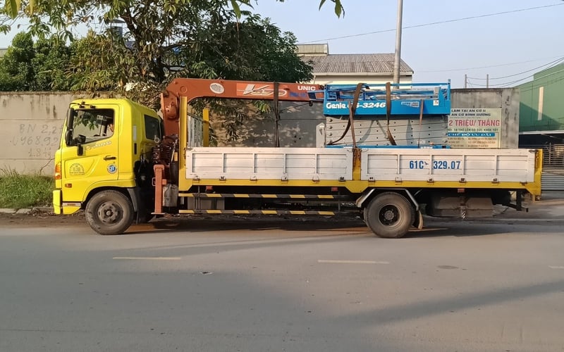 Thuê xe cẩu gắn rọ nâng người