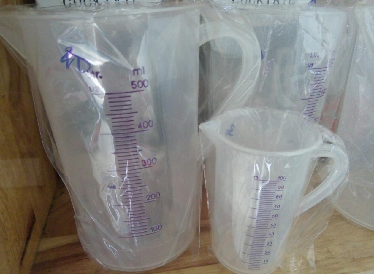 ca nhựa có chia vạch 500ml và 100ml ca nhựa có chia vạch 500ml và 100ml