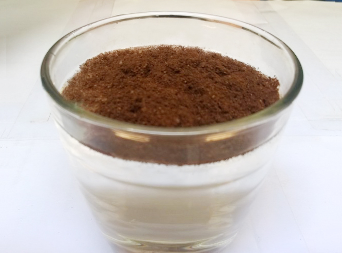 cà phê rang mộc nổi lên trên mặt nước lâu hơn cà phê tẩm bơ cà phê rang mộc nổi lên trên mặt nước lâu hơn cà phê tẩm bơ