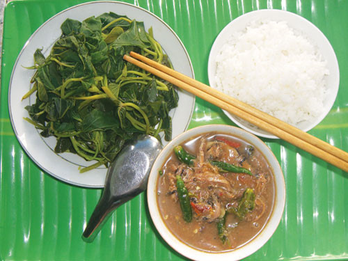 Địa chỉ mua mắm cá cơm Dì Cẩn tại TPHCM