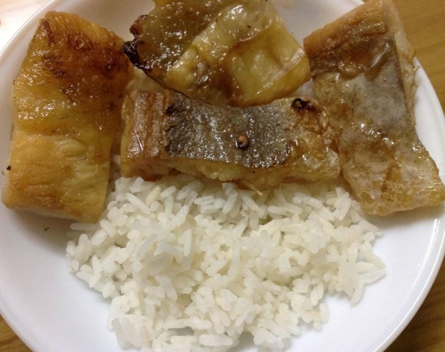 Khô cá tra phồng chiên ăn với cơm