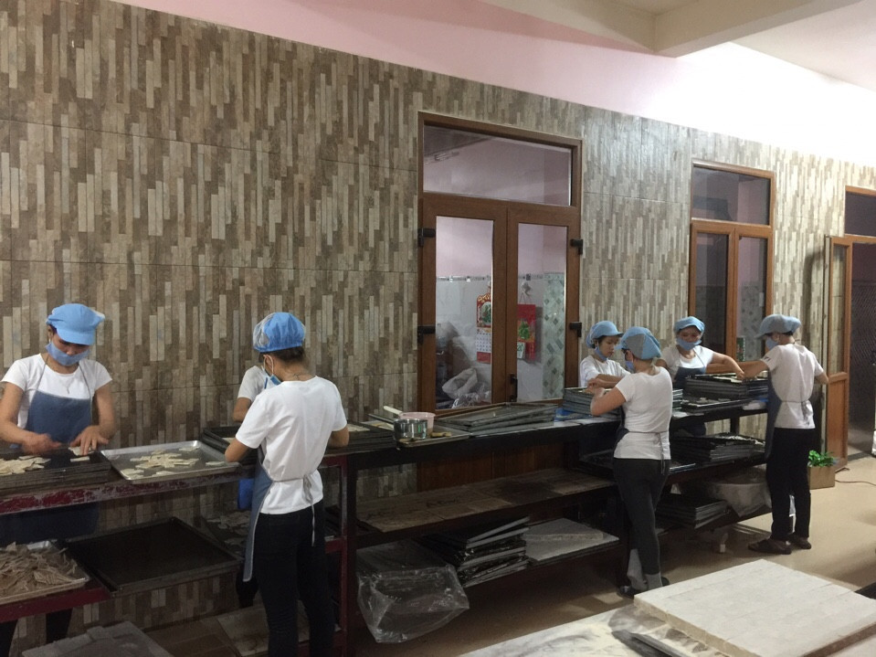 Sản xuất bánh dừa nướng 01