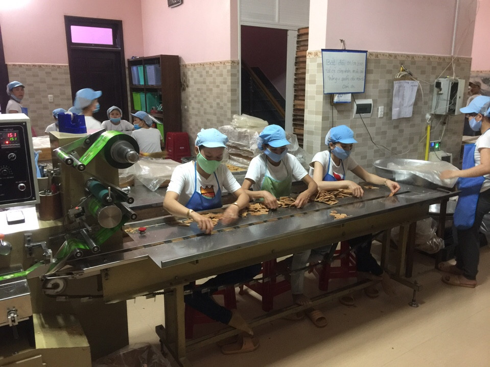 Sản xuất bánh dừa nướng 03