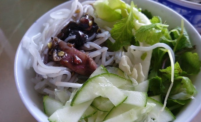 Mắm mực Bình Định ăn với bún