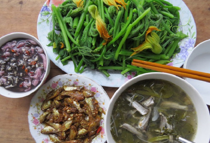 Mắm mực Bình Định ăn với rau