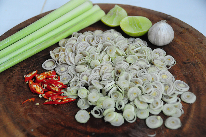 Hướng dẫn món mắm cá linh trộn sả ớt