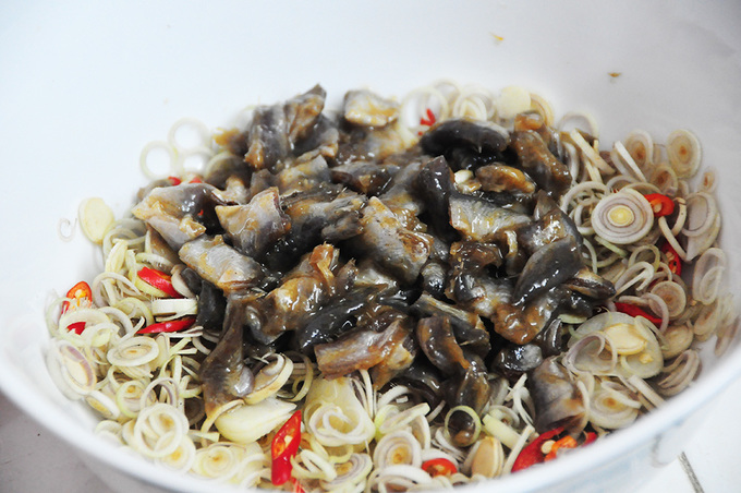 Hướng dẫn món mắm cá linh trộn sả ớt