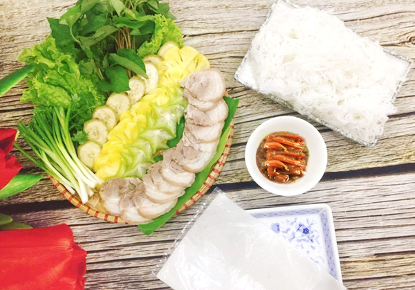 Mắm cá trèn cuốn bánh tráng