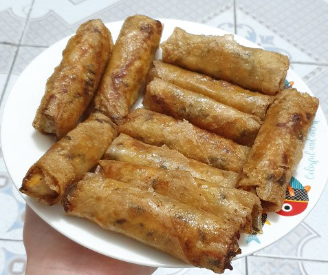 Bánh ram Hà Tĩnh cuốn chả giò