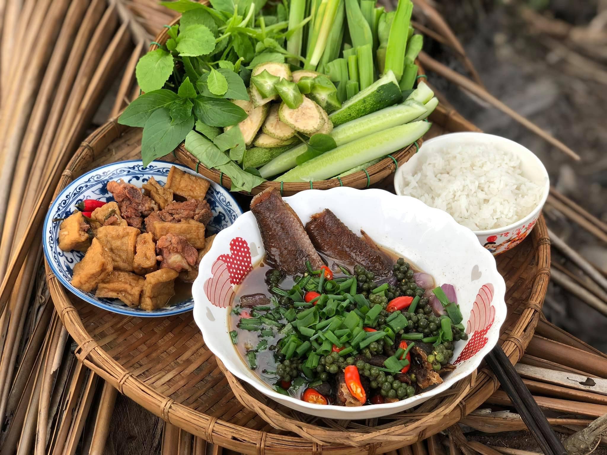 Bữa cơm với món mắm lóc chưng