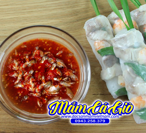 Gỏi cuốn chấm mắm giò