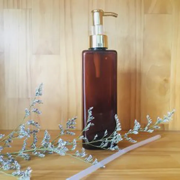 CHAI VÒI NHẤN VÀNG CÓ CHỐT 300 ML (VUÔNG NÂU)