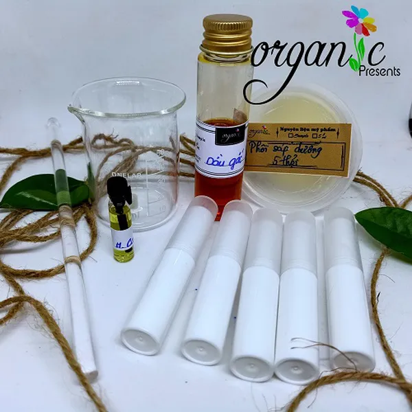 BỘ KIT LÀM SON DƯỠNG MÔI HANDMADE TỪ DẦU GẤC (CƠ BẢN)