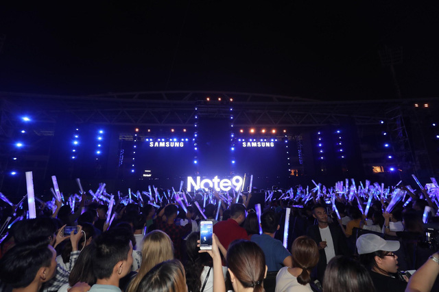 Cây cổ vũ phát sáng in dán decal Samsung Cây cổ vũ phát sáng in dán decal Samsung