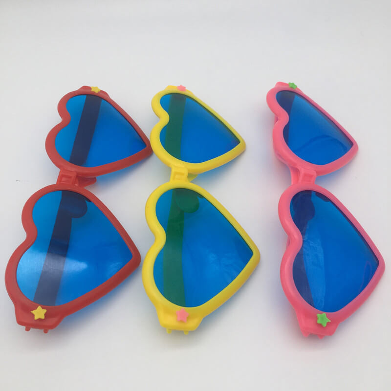 mắt kính trái tim siêu to