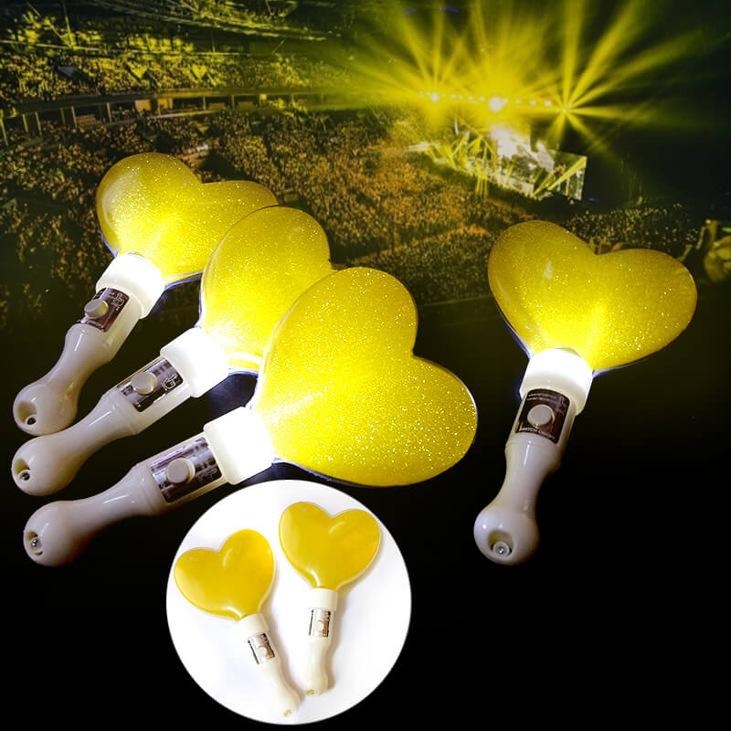Lightstick hình trái tim phát sáng led vàng Lightstick hình trái tim phát sáng led vàng
