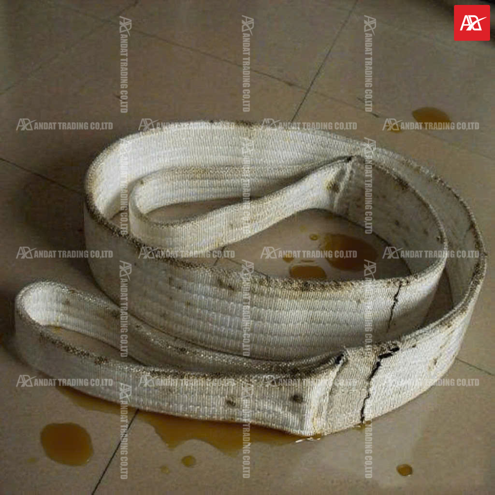 Cáp vải bị bẩn do dính dầu mỡ khi sử dụng hoặc lưu trữ không đúng Cáp vải bị bẩn do dính dầu mỡ khi sử dụng hoặc lưu trữ không đúng