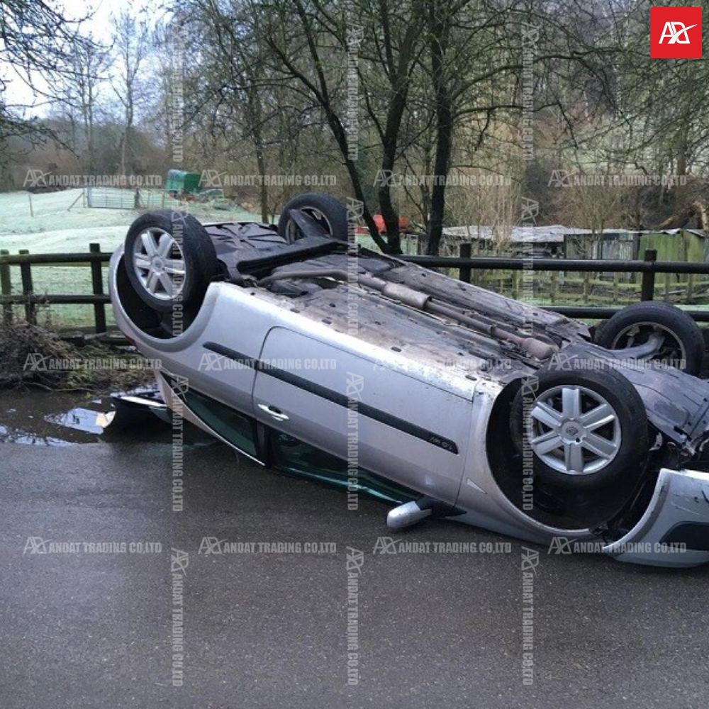Hiện trường lật xe trên mặt đường phẳng Hiện trường lật xe trên mặt đường phẳng