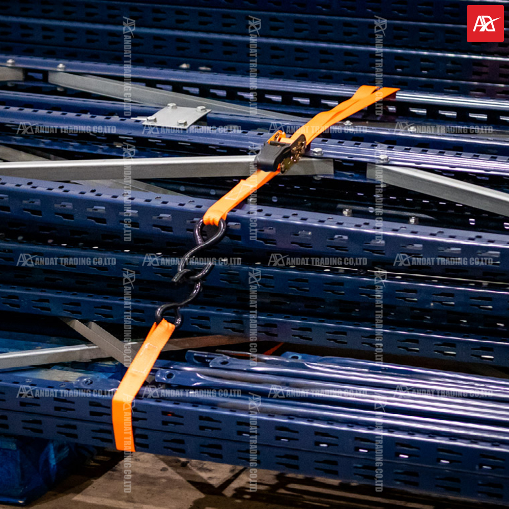 Ràng và cố định khung sắt thép trong kho Ràng và cố định khung sắt thép trong kho